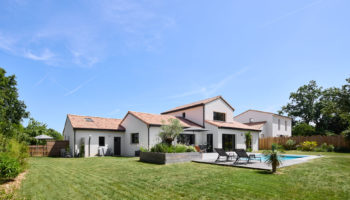 Maison à étage avec piscine extérieure