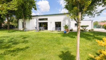 Maison neuve avec toit plat et déplafonné