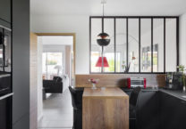 maison-noir-bois-mat