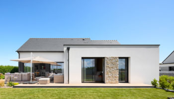 Maison de plain-pied avec un double garage en lotissement