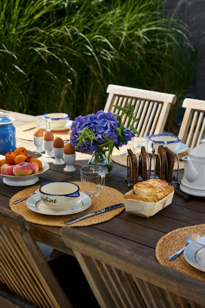 petit-déjeuner-terrasse-maison-