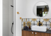 salle-douche-jaune-noir-blanche