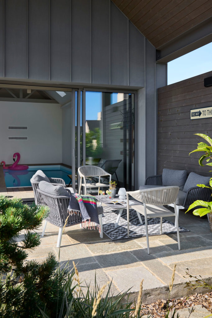 salon-abrité-maison-