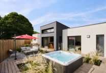 maison-jardin-jacuzzi
