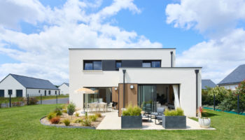Maison neuve contemporaine en L en lotissement