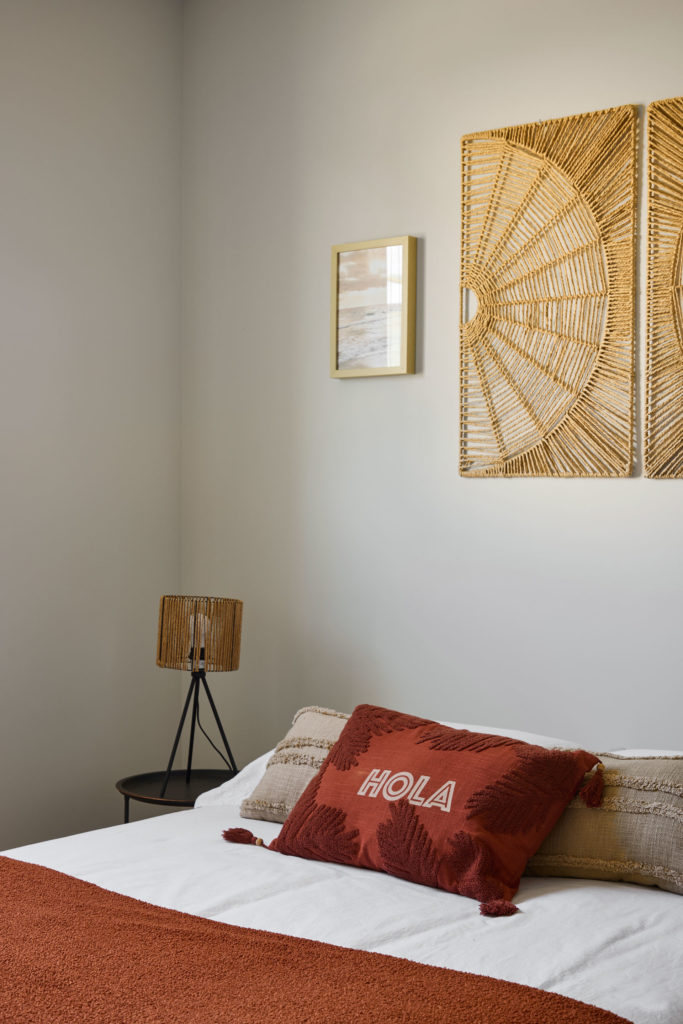 chambre-lit-deco-coussins