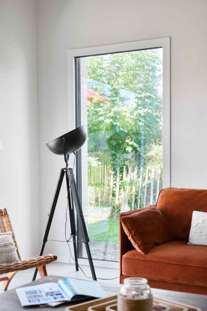 chassis-fixe-maison-trecobat-salon
