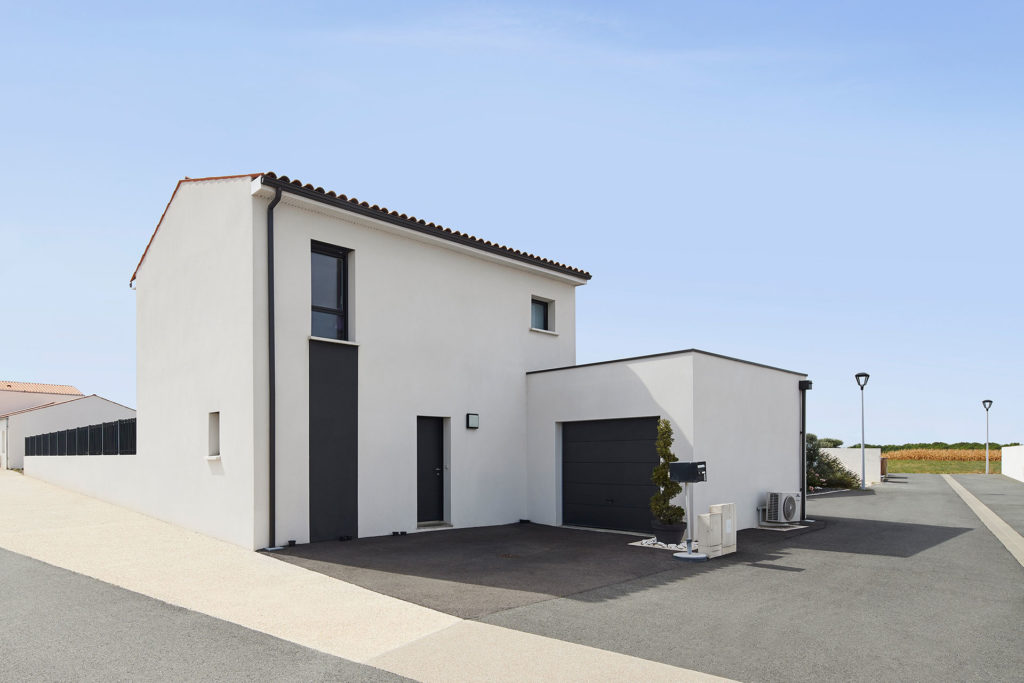 maison-tuile-rouge-menuiserie-grise