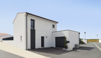 Maison tuile rouge et menuiserie grise