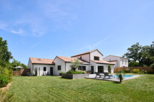 maison-tuiles-rouges-menuiseries-grises