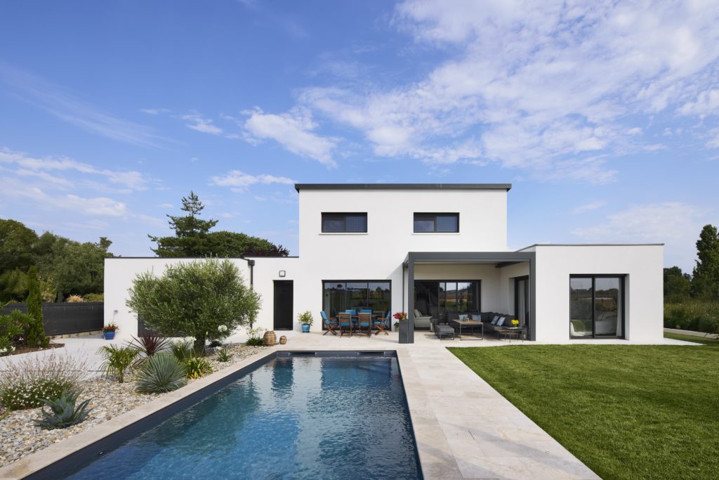 Maison-contemporaine-garage-piscine-trecobat