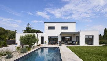 Maison contemporaine avec grand garage et piscine