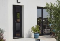 Maison-contemporaine-garage-piscine-trecobat-entree