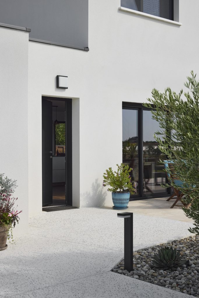 Maison-contemporaine-garage-piscine-trecobat-entree