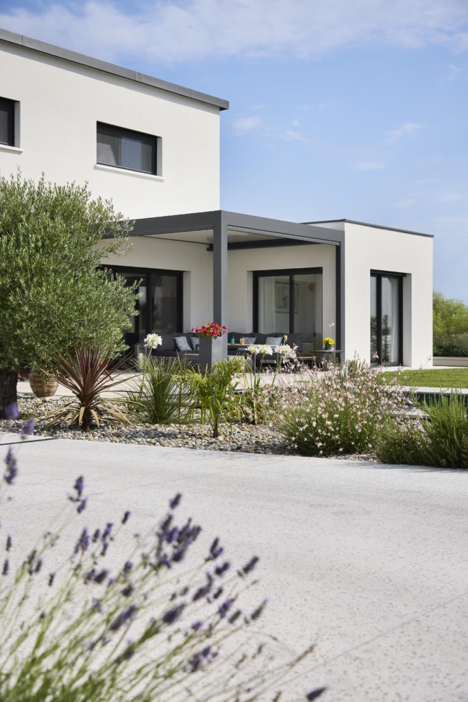 Maison-contemporaine-garage-piscine-trecobat-ext