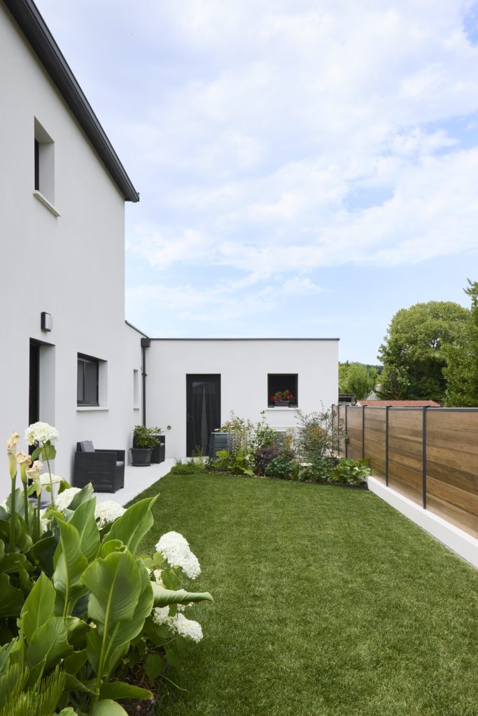 Maison-contemporaine-garage-piscine-trecobat-ext-2
