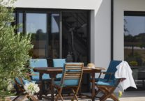 Maison-contemporaine-garage-piscine-trecobat-terrasse