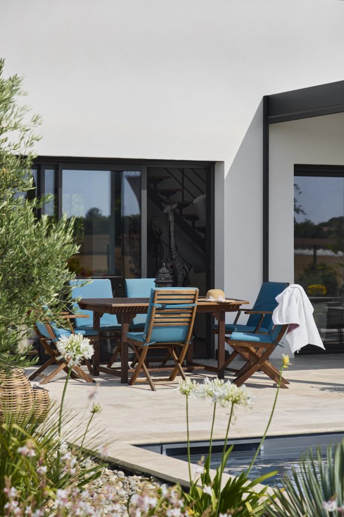 Maison-contemporaine-garage-piscine-trecobat-terrasse