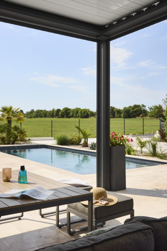 Maison-contemporaine-vuepiscine-trecobat