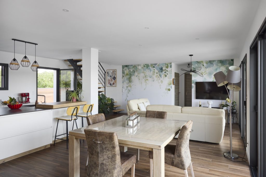Salle-a-manger-maison-contemporaine-garage-piscine-trecobat