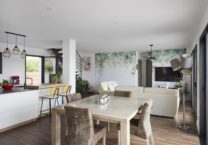 Salle-a-manger-maison-contemporaine-garage-piscine-trecobat