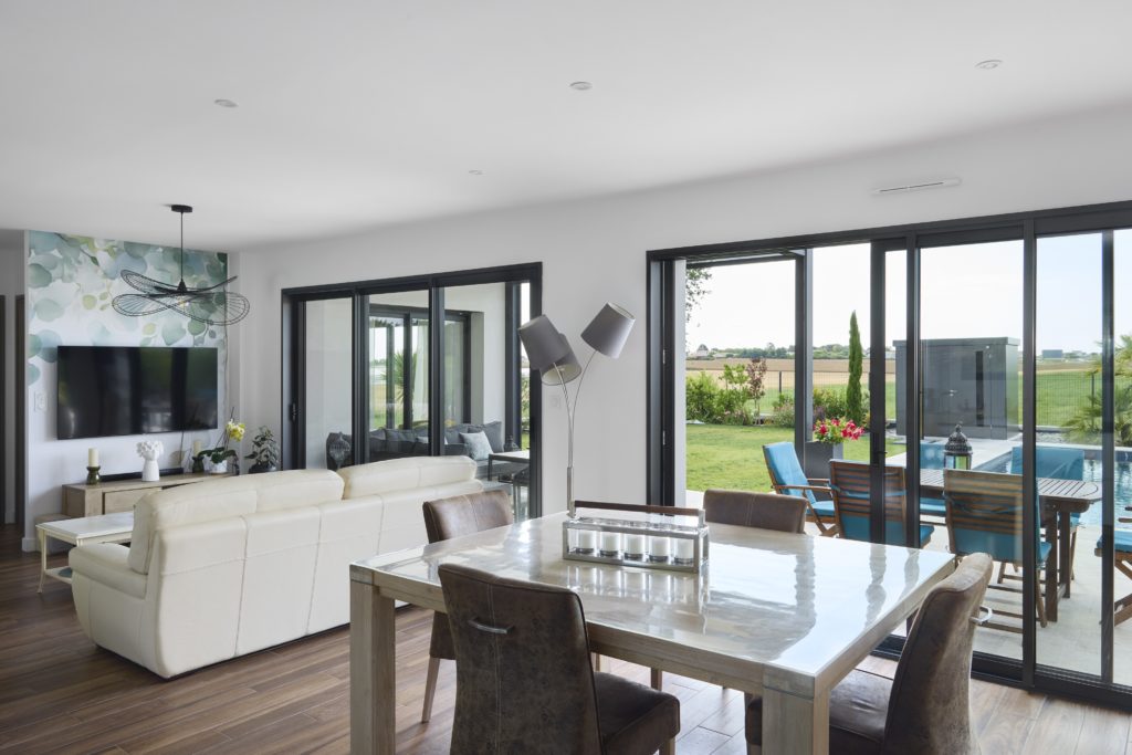 Salle-a-manger-maison-contemporaine-garage-piscine-trecobat1