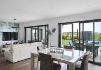 Salle-a-manger-maison-contemporaine-garage-piscine-trecobat1