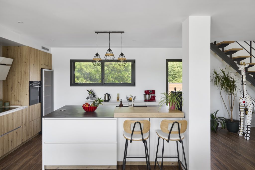 cuisine-maison-contemporaine-garage-piscine-trecobat