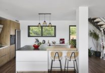 cuisine-maison-contemporaine-garage-piscine-trecobat