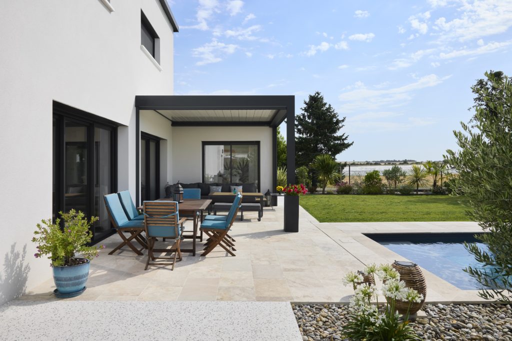 terrasse-maison-contemporaine-garage-piscine-trecobat