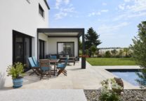 terrasse-maison-contemporaine-garage-piscine-trecobat